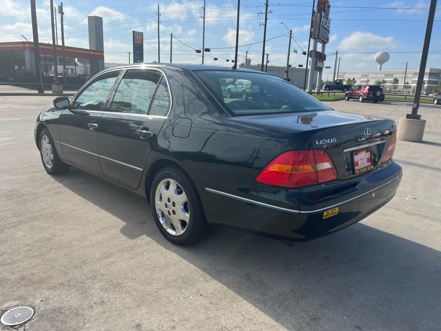 2001 blue /TAN Lexus LS 430 Sedan (JTHBN30F410) with an 4.3L V8 DOHC 32V engine, 5-Speed Automatic Overdrive transmission, located at 14700 Tomball Parkway 249, Houston, TX, 77086, (281) 444-2200, 29.928619, -95.504074 - Photo#4